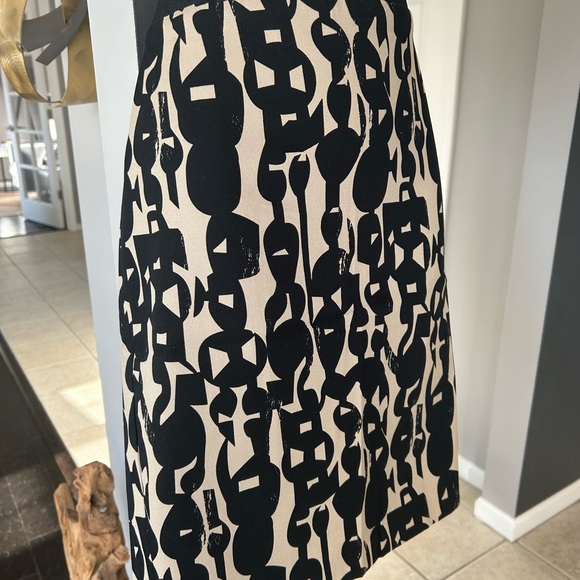 Dalia Collection - Black and Tan Skirt. Size 2. Geometric pattern. - Picture 4 of 5